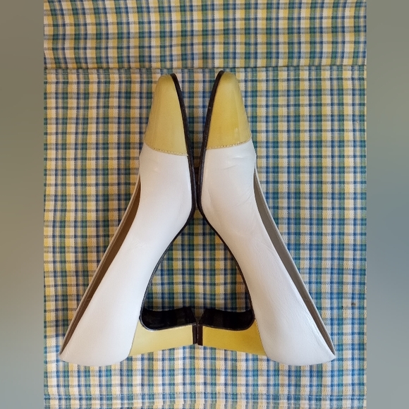 Classic Etienne Aigner Women's Pumps 2-Toned, Winter White and Gold 2.25" Heel - Picture 6 of 8